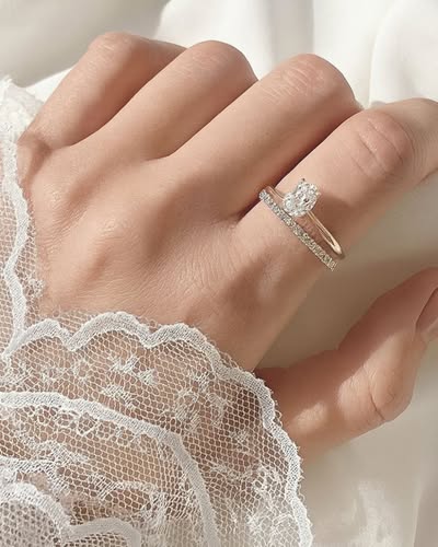Lucent Carat Lab Diamond Sparkle On Hand
